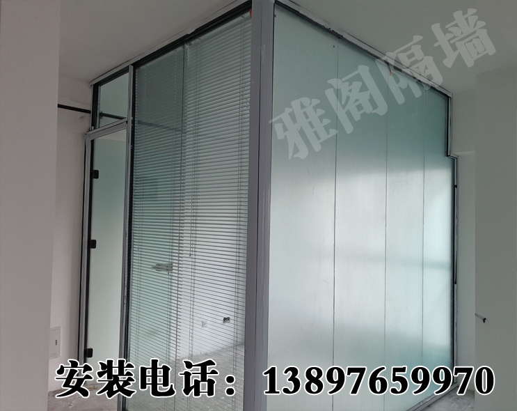 極簡單玻隔斷，現(xiàn)貼磨砂膜，外掛百葉！